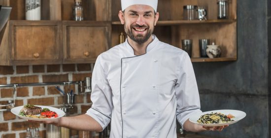 chef-maschio-che-presenta-piatti-deliziosi-in-cucina_23-21478637961
